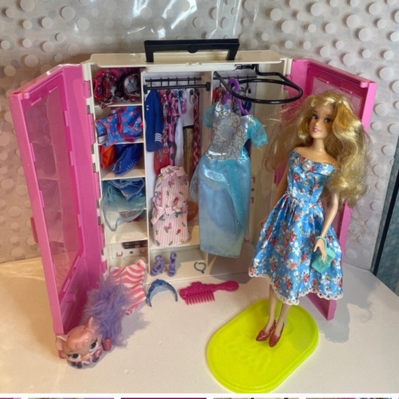 Barbie Fashionistas 👗Ultimate Closet with Princess Aurora & Dreamy - Picture 1 of 10
